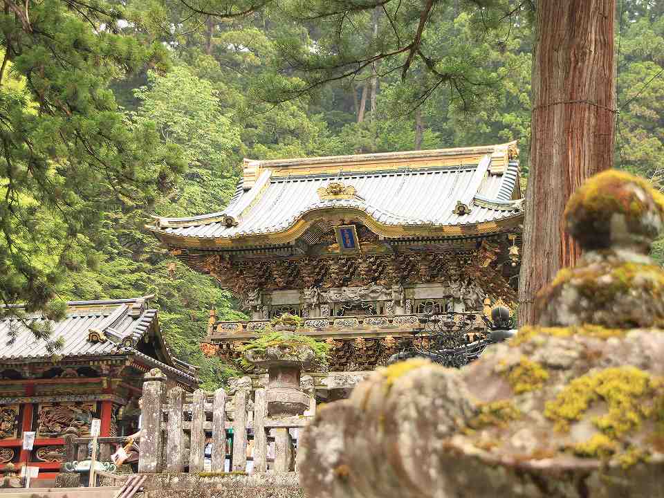 日光東照宮の陽明門。本殿は権現造り（日光の社寺 - 世界文化遺産 / 栃木）